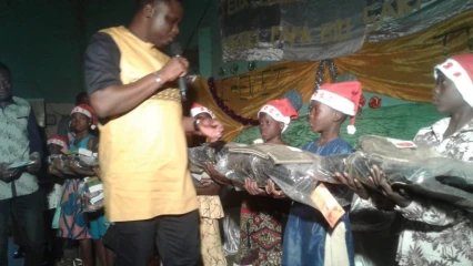 CÉLÉBRATION DE LA NATIVITÉ A BANIKOARA : Bio Tamou Sarako et les jeunes progressistes en père Noël