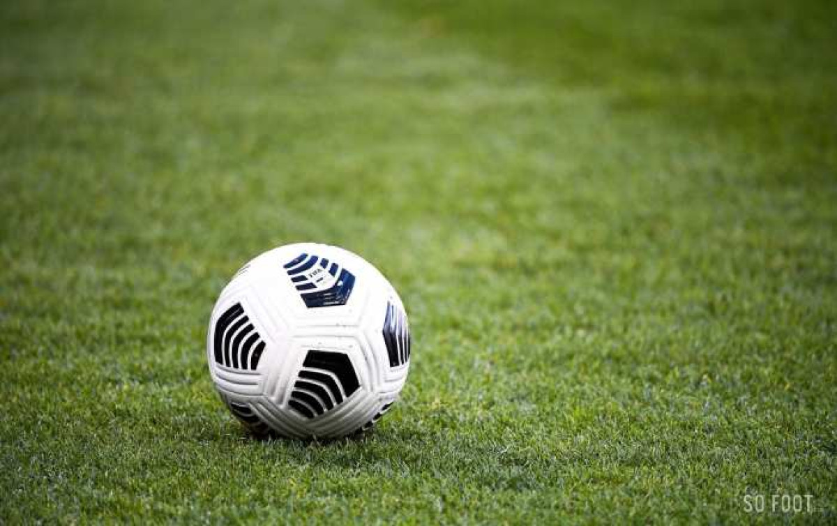 FOOTBALL :  Un joueur perd la vie en plein match