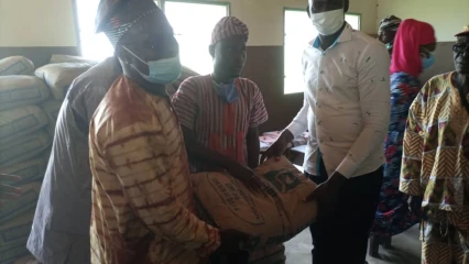 DEGATS CAUSES PAR LA PLUIE A ALAFIAROU DANS LA COMMUNE DE TCHAOUROU : L’He Bagoudou dépêche une délégation du Br avec 5t de ciments