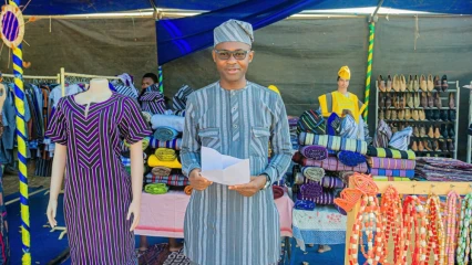 EXPOSITION VERNISSAGE AFRIQUE ÉLÉGANCE A PARAKOU : Modeste Kpogbé fait la promotion du pagne tissé . C’est jusqu’au 15 novembre à la place Tabéra