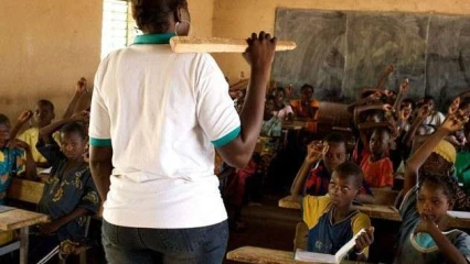 INTERDITION DU CHATIMENT CORPOREL EN MILIEU SCOLAIRE AU BÉNIN : Regards croisés d’enseignants, d’élèves et d’un psychologue . Les méthodes pour contraindre les élèves à obtempérer