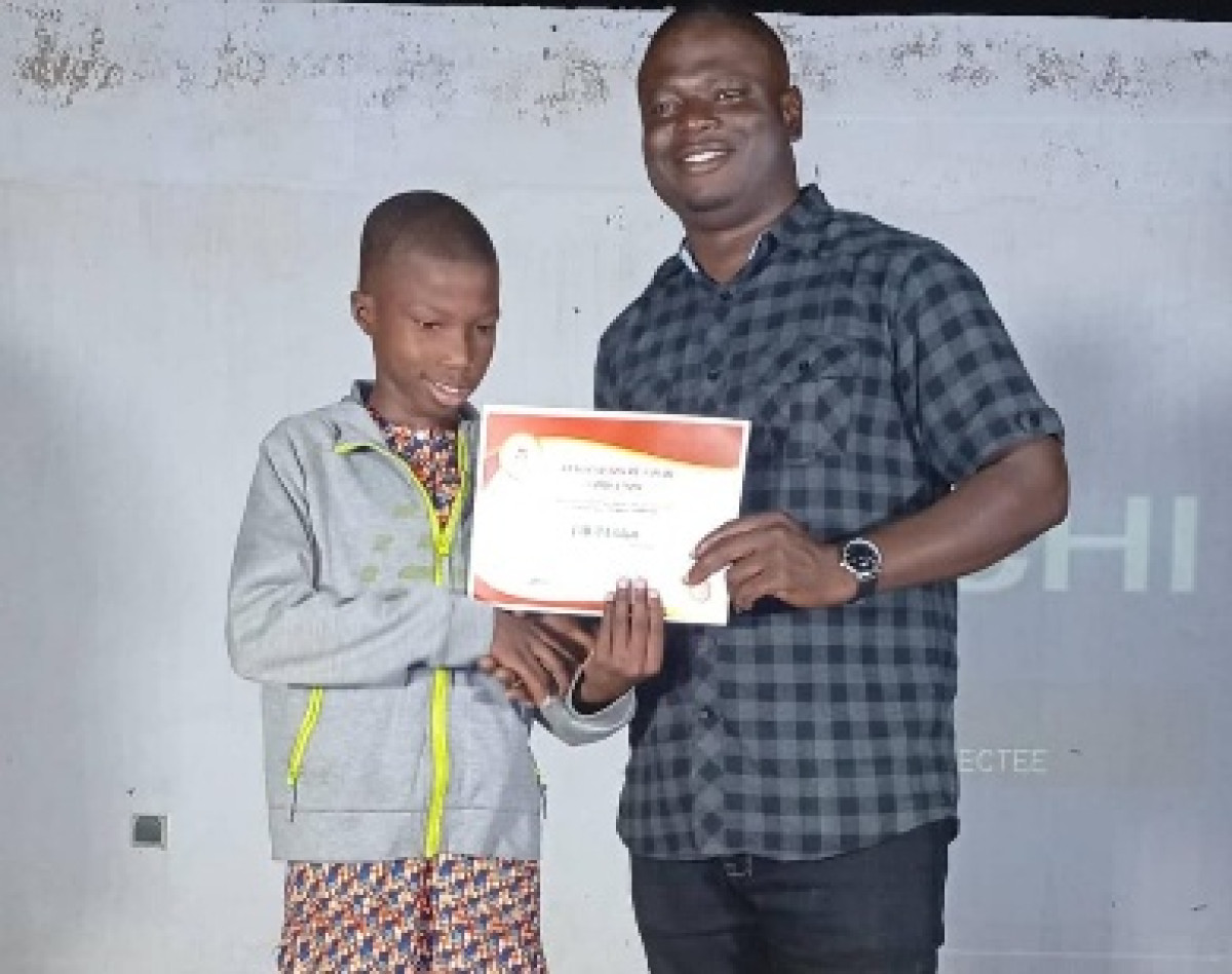 Remise d'attestations dans le cadre de  "Vacances médiatiques": Daabaaru occupe sainement des enfants