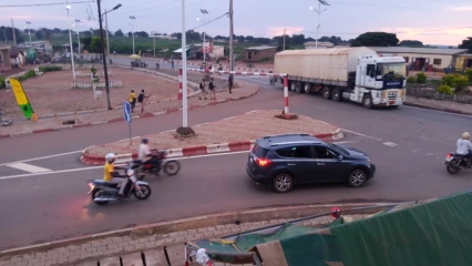 NON RESPECT DES LIMITATEURS DE HAUTEUR DANS LA VILLE DE PARAKOU : Quand les gros porteurs contournent l&rsquo;interdit .Le Cnsr et la mairie appelés à veiller au grain