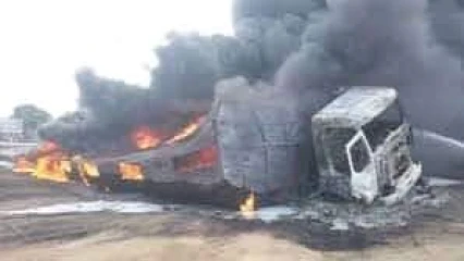 INCENDIE D’UN CAMION TRANSPORTANT DE L’ESSENCE DE CONTREBANDE SUR L’AXE N’DALI-BEMBÉRÉKÉ : 3 morts et 4 blessés graves