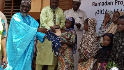 AU PROFIT DES FIDÈLES MUSULMANS DÉMUNIS DE PARAKOU ET SES ENVIRONS : Al-Islaah fait don de pagnes, voiles et enveloppes financières