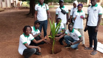 POUR UN CAMPUS PLUS VERT   Des étudiants de l&rsquo;Up mettent en terre des plants autochtones