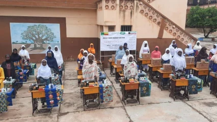ŒUVRE SOCIALE DE L&rsquo;ORGANISATION INTERNATIONALE DIRECT AID A PARAKOU :  30 femmes dotées de matériels de travail en couture