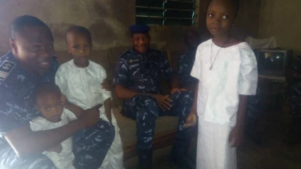NAZAIRE HOUNNONKPE AU CHEVET DE LA POLICE REPUBLICAINE DU BORGOU :  La famille du feu Mouhamed Chabi Bernard a reçu la visite du Dgpr