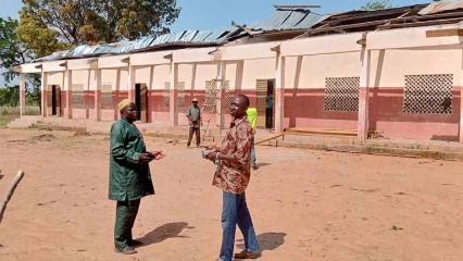 BEMBÉRÉKÉ/FACE AUX DÉGÂTS OCCASIONNÉS PAR LA PLUIE À L’EPP KASSAROU : Le Ca Pascal Orou Nikki apporte son soutien financier aux sinistrés . D’autres bonnes volontés appelées à faire pareille