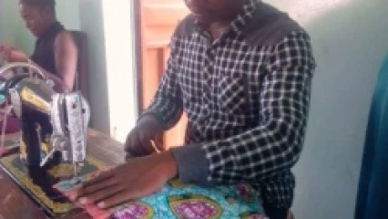 DU MÉTIER D&rsquo;ENSEIGNANT AU COUTURIER STYLISTE : David Kouessopa, un modèle pour la jeunesse consciente