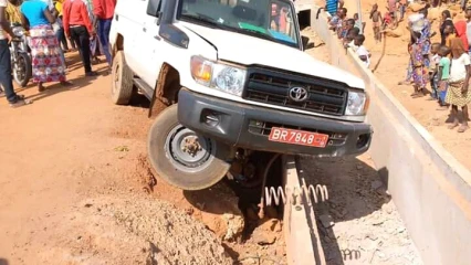 ACCIDENT DE ROUTE A BASSILA : Une ambulance termine sa course dans un caniveau et le malade décède