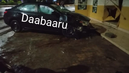 ACCIDENT DE CIRCULATION À PARAKOU : Un véhicule finit sa course au pied du siège de Daabaaru