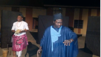 SOIREE DE CONTES AU CLAIR DE LA LUNE A PARAKOU : Patrice Toton a tenu le public en haleine