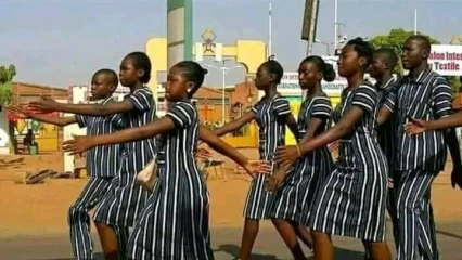 BURKINA-FASO : Le pagne tissé remplace le kaki à l’école
