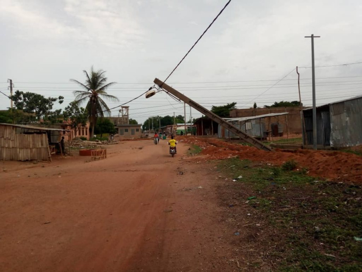 PARAKOU : Un poteau électrique cré la psychose à Titirou