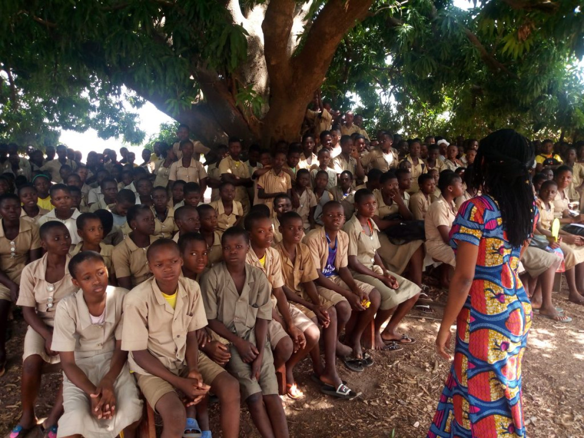 GROSSESSE ET HARCELLEMENT SEXUEL EN MILIEU SCOLAIRE : Regard d’Amour sensibilise les élèves du Ceg Guéré