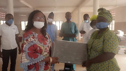 ÉQUIPEMENT DE LA BIBLIOTHÈQUE DU LYCÉE MATHIEU BOUKÉ DE PARAKOU : Les anciens Boukéennes et Boukéens des années 1985 à 1992 font don d’un micro-ordinateur