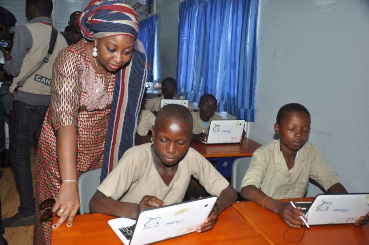 AMÉLIORATION DE L&rsquo;EDUCATION À NIKKI : Aurélie Adam Soulé dote l&rsquo;Epp Gori Maro d’une salle numérique