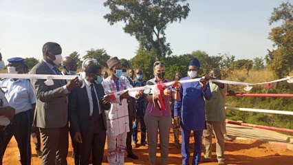 ASSOCIATION POUR LA PROMOTION DE L&rsquo;INTERCOMMUNALITÉ DANS LE DÉPARTEMENT DE L&rsquo;ALIBORI :  Le pont de Dougoulaye, une réalité  .L&rsquo;inauguration en cours