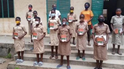 DISTRIBUTION DES BREVIAIRES AUX ELEVES FILLES DES COLLÈGES ET LYCÉES DE PARAKOU : La Fondation Hystérésis s&rsquo;engage à promouvoir les séries scientifiques