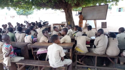 MANQUE CRIANT DE SALLES DE CLASSE DANS LES ECOLES DE PARAKOU : Des écoliers de l&rsquo;Epp Kpérou-Guéra sous les arbres