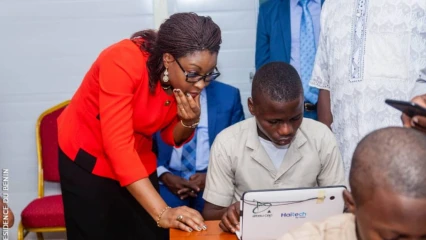 INTÉGRATION DU NUMÉRIQUE DANS L’APPRENTISSAGE SCOLAIRE : Aurélie Soule Zoumarou inaugure la salle informatique du Ceg1 Allada