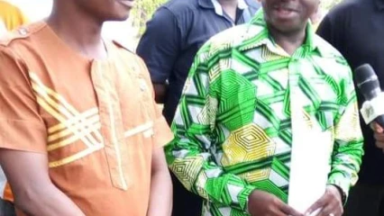 JOURNÉE NATIONALE DE L&rsquo;ARBRE DANS L&rsquo;ALIBORI: Moussa et Gounignan mettent des plants en terre à Gogounou