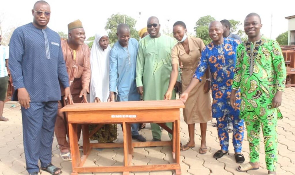 AFIN DE SOULAGER LES PEINES DES ÉLÈVES : La mairie de Banikoara dote le Ceg Nangourou de 150 tables-bancs
