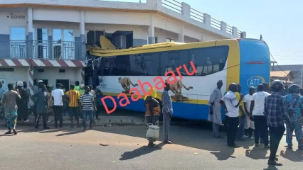 URGENT : Un bus termine sa course au rez-de-chaussée de l’immeuble Daabaaru