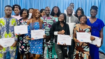 REMISE D’ATTESTATIONS DE FIN DE STAGE ACADÉMIQUE À DES ÉTUDIANTS DE L’ENSTIC ET LCS : Le groupe de presse Daabaaru apporte sa pierre à la formation de futurs bons journalistes