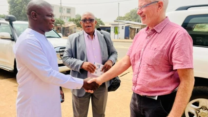 MÉDIAS AU BÉNIN : Robert Kerr de l’ambassade des États-Unis découvre Daabaaru