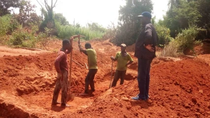 RÉAMÉNAGEMENT DE LA ROUTE ANGARADEBOU-FOUET DANS LA COMMUNE DE KANDI : Le maire Abibou Orou Gani constate l’évolution des travaux