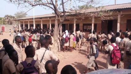 BÉNIN/SURPRIS EN PLEIN ÉBAT SEXUEL AVEC SON ÉLÈVE MINEURE DANS LA CHAMBRE DE SES PARENTS :  Un enseignant bat la maman de l&rsquo;élève et s&rsquo;échappe