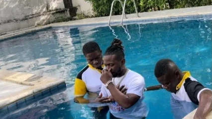 BAPTISÉ PAR IMMERSION : L&rsquo;artiste béninois Fanicko, né de nouveau