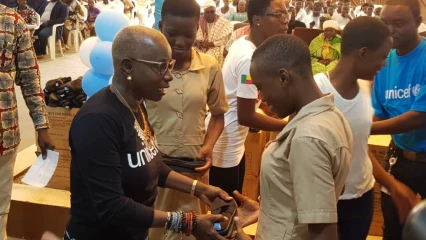 POUR ENCOURAGER LA SCOLARISATION DES FILLES : L’Unicef et la Fondation Batonga font don de chaussures aux adolescentes