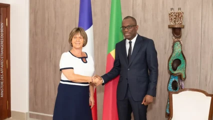 NOMMÉE AMBASSADRICE DE LA FRANCE AU BÉNIN  : Nadège Chouat présente ses copies figurées au ministre Olushegun