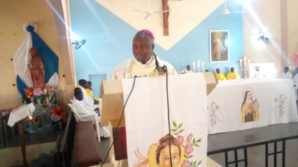 JUBILÉ D’ETAIN A L’EGLISE CATHOLIQUE SAINTE THÉRÈSE DE L’ENFANT JÉSUS DE PARAKOU : Monseigneur Pascal N’Koué appelle à l’union des familles