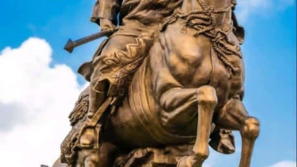 ÉRECTION DE LA STATUE DE BIO GUERRA A L&rsquo;ENTRÉE DE L&rsquo;AÉROPORT BERNARDIN CARDINAL GANTIN DE COTONOU : Belle action, mauvais emplacement !