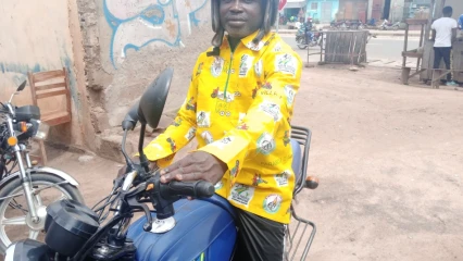 FIN DE LA DISTRIBUTION DES TENUES AUX CONDUCTERUS DE TAXI-MOTO DE PARAKOU : Environ 1 000 tenues retirées sur plus de 3 500