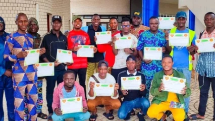 BÉNIN :  Un artiste distribue des attestations à ses supers fans