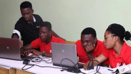 CENTRE DE FORMATION AUX METIERS DE L’AUDIOVISUEL ET DU NUMÉRIQUE (CFOMAN-DAABAARU) : Après l’anglais, les étudiants reçoivent des cours de droit du travail