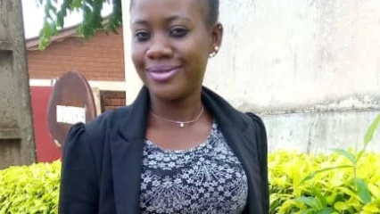 DE L’ENSEIGNEMENT À LA COIFFURE : L’histoire de Mouinatou, l’enseignante devenue coiffeuse