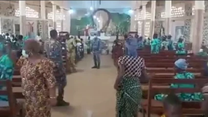 BÉNIN/CORONAVIRUS :  Le prêtre renvoyé en pleine messe réagit