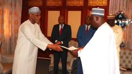 UN AN APRÈS SA NOMINATION  : L’ambassadeur du Bénin au Niger présente enfin les copies figurées de ses lettres de créance   . Vers la normalisation de la relation entre les deux pays 