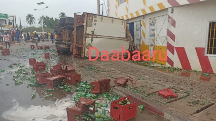 CARREFOUR DAABAARU : Un camion transportant des boissons Sobébra rate le virage et vide son contenu