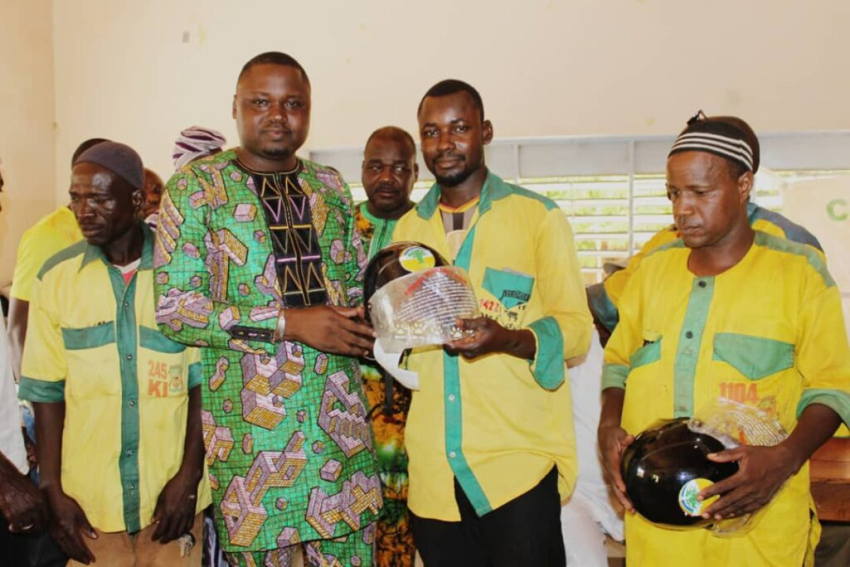 POUR AIDER LES ZÉMIDJANS DE BANIKOARA A SE CONFORMER AUX EXIGENCES DU CODE DE LA ROUTE : L&rsquo;Up le Renouveau à travers Bio Sarako fait don de 200 casques