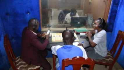 2E ETAPE DE DAABAARU MÉDIAS TOUR : Le personnel du groupe de presse Daabaaru à Nanto Fm de Natitingou