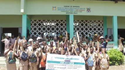 Banikoara/Grâce à Vision jeunesse ong et Sustainable développement: des écoliers de Guimbagou et Mekrou Yinyin reçoivent de kits scolaires