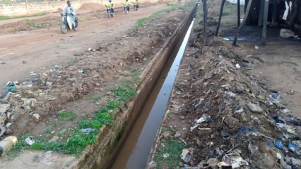 DÉMARRAGE DES GRANDS TRAVAUX DE CURAGE DES CANIVEAUX A PARAKOU : Le maire Inoussa Chabi Zimé passe à l&rsquo;offensive