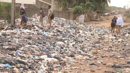Á l’epp zongo 2 de parakou: un dépotoir sauvage d’ordures défie autorités, enseignants et parents d’élèves